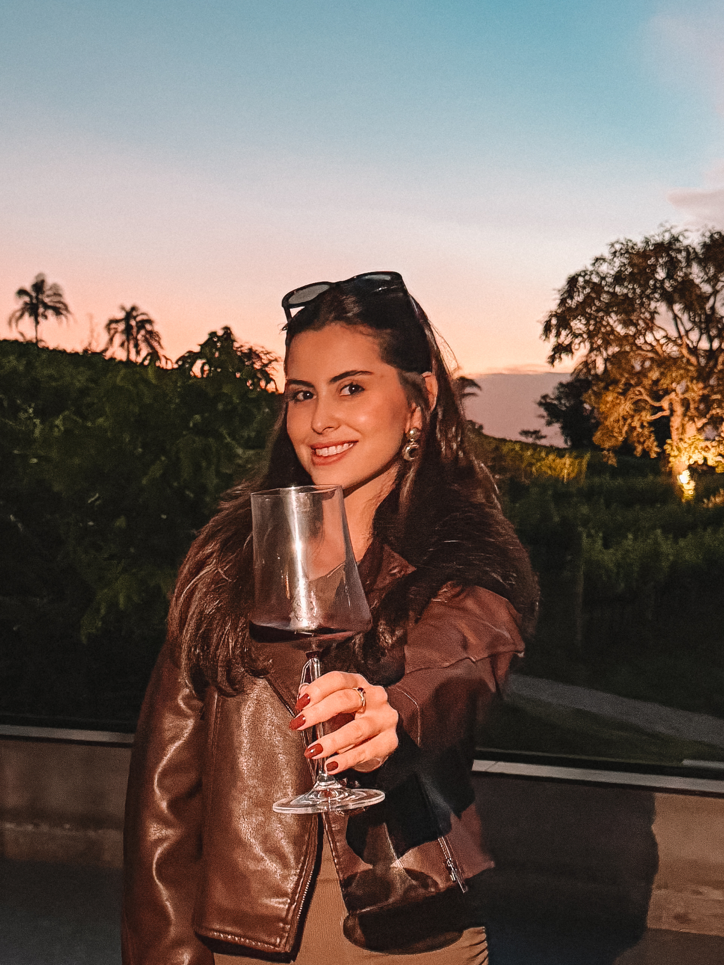 Retrato de Beatriz Valente em uma boutique de vinhos